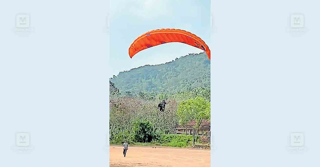 പാലക്കയംതട്ടിൽ നിന്ന് പാരാഗ്ലൈഡിങ്ങിലൂടെ പുലിക്കുരുമ്പ സെന്റ് ജോസഫ്സ് ഹൈസ്കൂൾ മൈതാനിയിലേക്ക് നടത്തിയ പരീക്ഷണപ്പറക്കൽ.