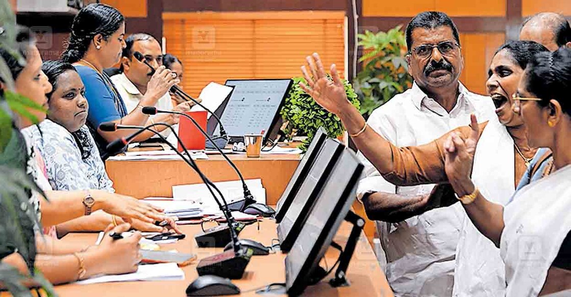 ജില്ലാ പഞ്ചായത്തിന്റെ വിവിധ പദ്ധതികൾക്കെതിരെ ഓഡിറ്റ് റിപ്പോർട്ടിൽ ക്രമക്കേടുകൾ വ്യക്തമാക്കിയ സാഹചര്യത്തിൽ പദ്ധതി സംബന്ധിച്ച് വിജിലൻസ് അന്വേഷണം ആവശ്യപ്പെട്ടു ജില്ലാ പഞ്ചായത്ത് യോഗത്തിൽ പ്രസിഡന്റിനു മുന്നിൽ മുദ്രാവാക്യം വിളിച്ചു പ്രതിഷേധിക്കുന്ന പ്രതിപക്ഷ അംഗങ്ങൾ. ചിത്രം: മനോരമ  