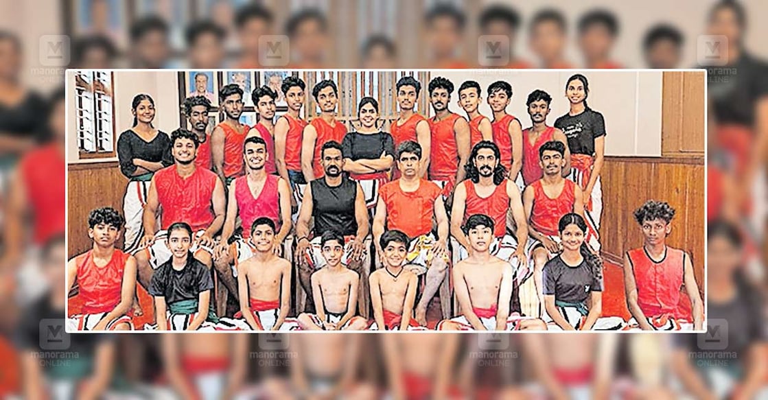 പുതുച്ചേരിയിൽ നടക്കുന്ന തന്ത്രോത്സവ് അന്തർ ദേശീയ വേദിയിൽ കളരിപ്പയറ്റ് അവതരിപ്പിക്കുന്ന പയ്യന്നൂർ യോദ്ധാ കളരിപ്പയറ്റ് അക്കാദമിയിലെ കലാകാരന്മാർ.  