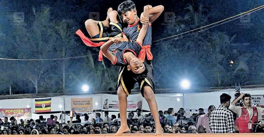 kannur-kalaripayattu കതിരൂർ പൊന്ന്യം ഏഴരക്കണ്ടത്തിൽ നടക്കുന്ന പൊന്ന്യത്തങ്കത്തിൽ പൊന്നാനി വികെഎം കളരി സംഘം അവതരിപ്പിച്ച മെയ്പയറ്റിൽ നിന്ന്.