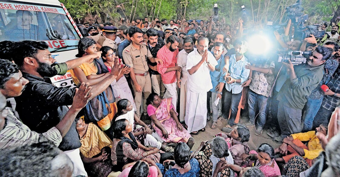 അപേക്ഷയാണ്...പ്രതിഷേധക്കാരെ അനുനയിപ്പിക്കാൻ ഇന്നലെ വൈകിട്ടു മന്ത്രി എ.കെ.ശശീന്ദ്രൻ എത്തിയപ്പോൾ.  
ചിത്രങ്ങൾ: മനോരമ  