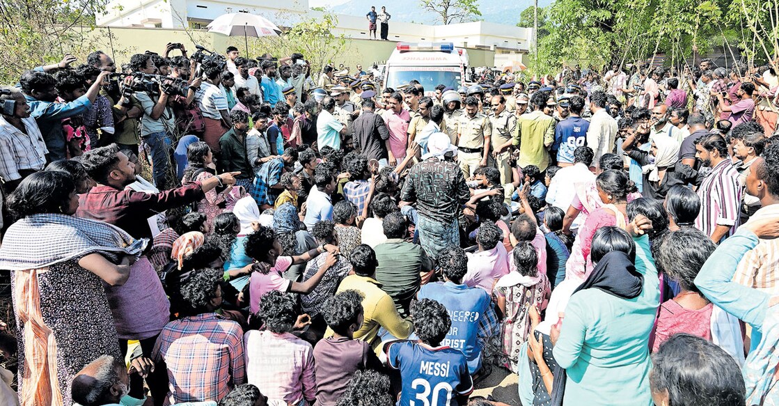 ആറളം ഫാം 13ാം ബ്ലോക്കിൽ കാട്ടാന ചവിട്ടിക്കൊന്ന ദമ്പതികളായ വെള്ളിയുടെയും ലീലയുടെയു മൃതദേഹങ്ങൾ കൊണ്ടുവന്ന ആംബുലൻസുകൾ മകളുടെ വീട്ടിലേക്കു വിടാതെ കരിക്കൻമുക്ക് ജംക്‌ഷനിൽ തട​ഞ്ഞ പ്രതിഷേധക്കാർ റോഡിൽ കുത്തിയിരിക്കുന്നു. 