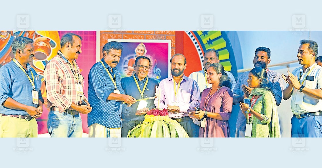 kannur-university-festival കണ്ണൂർ സർവകലാശാല കലോത്സവം തോട്ടട എസ്എൻ കോളജിൽ എഴുത്തുകാരൻ സുഭാഷ് ചന്ദ്രൻ ഉദ്ഘാടനം ചെയ്യുന്നു. ചിത്രം: മനോരമ