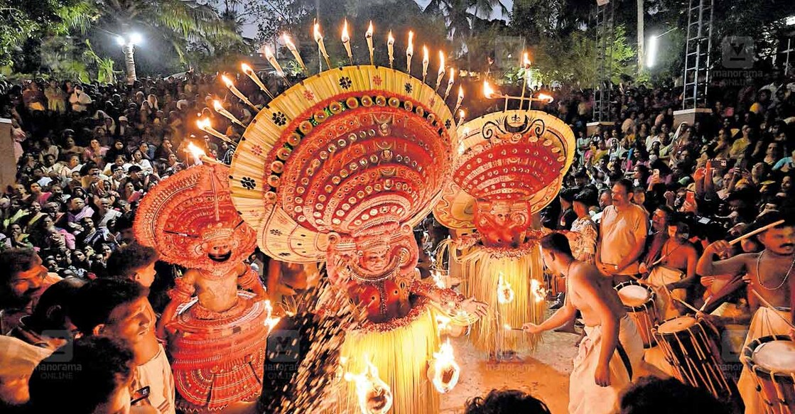 അഭയം അമ്മ...കണ്ണൂർ ചാല കടവാങ്കോട്ട് മാക്കം ഭഗവതി ക്ഷേത്രം തിറ ഉത്സവത്തിന്റെ ഭാഗമായി കെട്ടിയാടിയ മാക്കവും മക്കളും തെയ്യങ്ങൾ. ചിത്രം: ആറ്റ്ലി ഫെർണാണ്ടസ് / മനോരമ  
