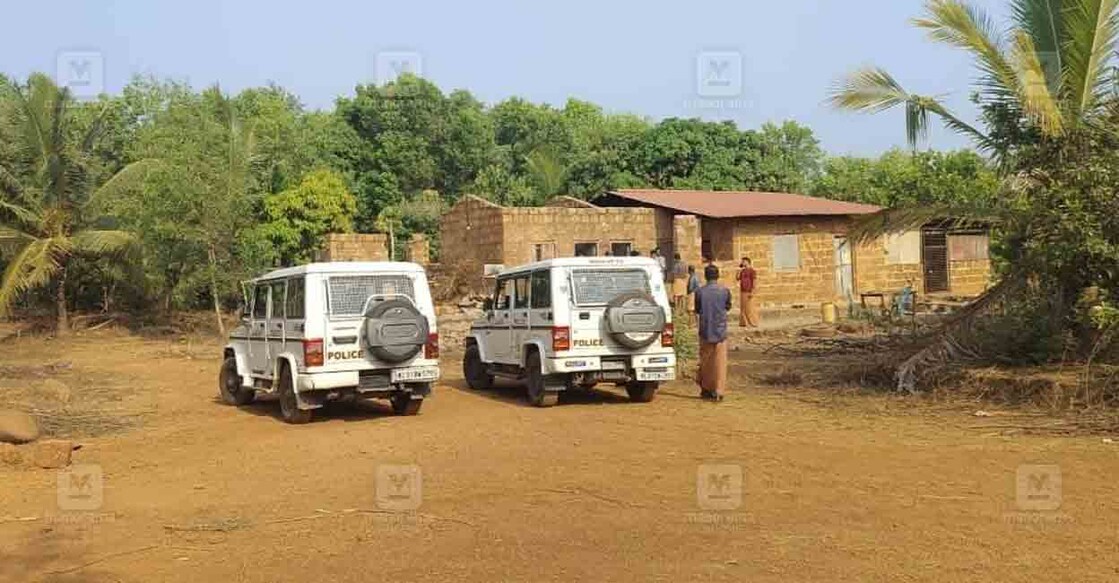 സ്ഥലത്ത് പൊലീസ് സംഘം എത്തിയപ്പോൾ.