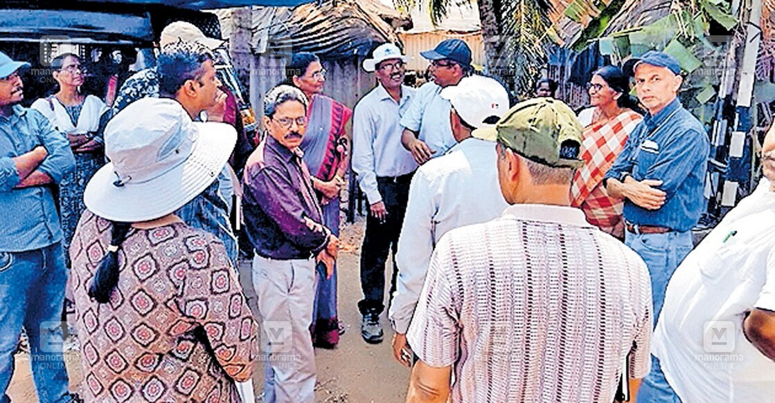 പുന്നോൽ പെട്ടിപ്പാലത്ത് എത്തിയ എഡിബി സംഘം തലശ്ശേരി നഗരസഭ അധ്യക്ഷ കെ.എം. ജമുനറാണിയുമായി ചർച്ച നടത്തുന്നു.