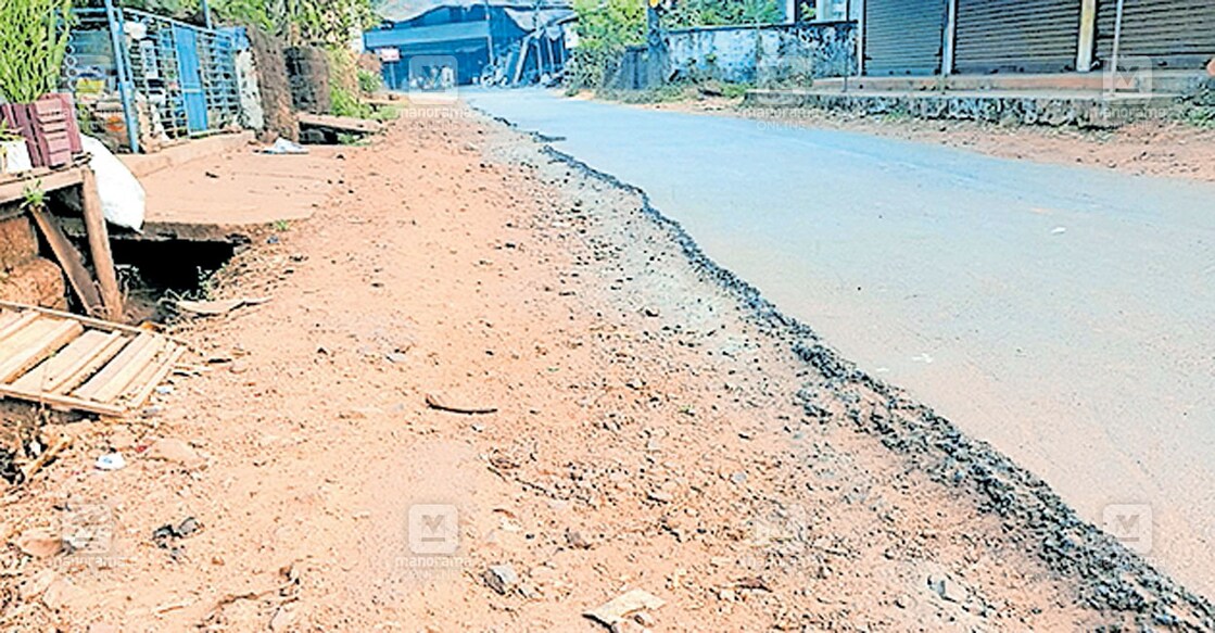 പൈപ്പ് ലൈൻ സ്ഥാപിക്കാൻ കുഴിയെടുത്തതിനെ തുടർന്ന് ചാവശ്ശേരി – വെളിയമ്പ്ര റോഡ് തകർന്ന 
നിലയിൽ.