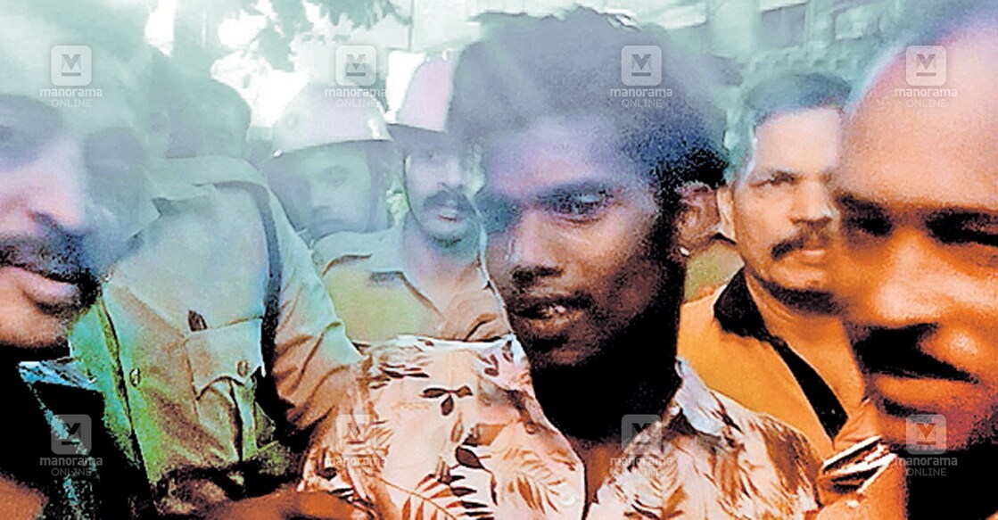 ഇരിട്ടി ടൗണിൽ പരാക്രമം കാണിച്ചയാളെ അഗ്നിരക്ഷാസേനയും പൊലീസും ചേർന്ന് പിടികൂടിയപ്പോൾ.