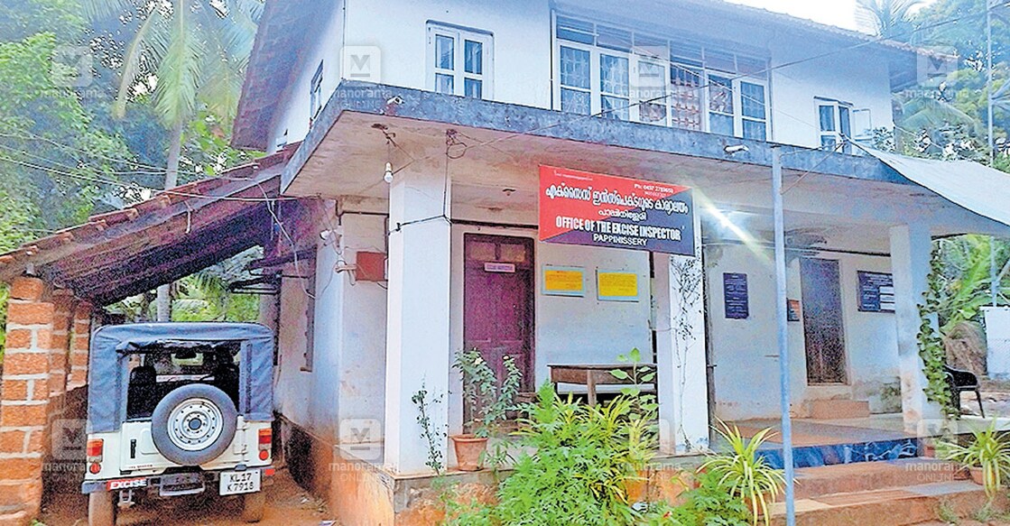 കാലപ്പഴക്കത്താൽ അപകടഭീഷണിയിലായ പാപ്പിനിശ്ശേരി റേഞ്ച് എക്സൈസ് ഓഫിസ്. പാപ്പിനിശ്ശേരി പഞ്ചായത്തിന് സമീപം വാടകക്കെട്ടിടത്തിലാണ് പ്രവർത്തിക്കുന്നത്. 