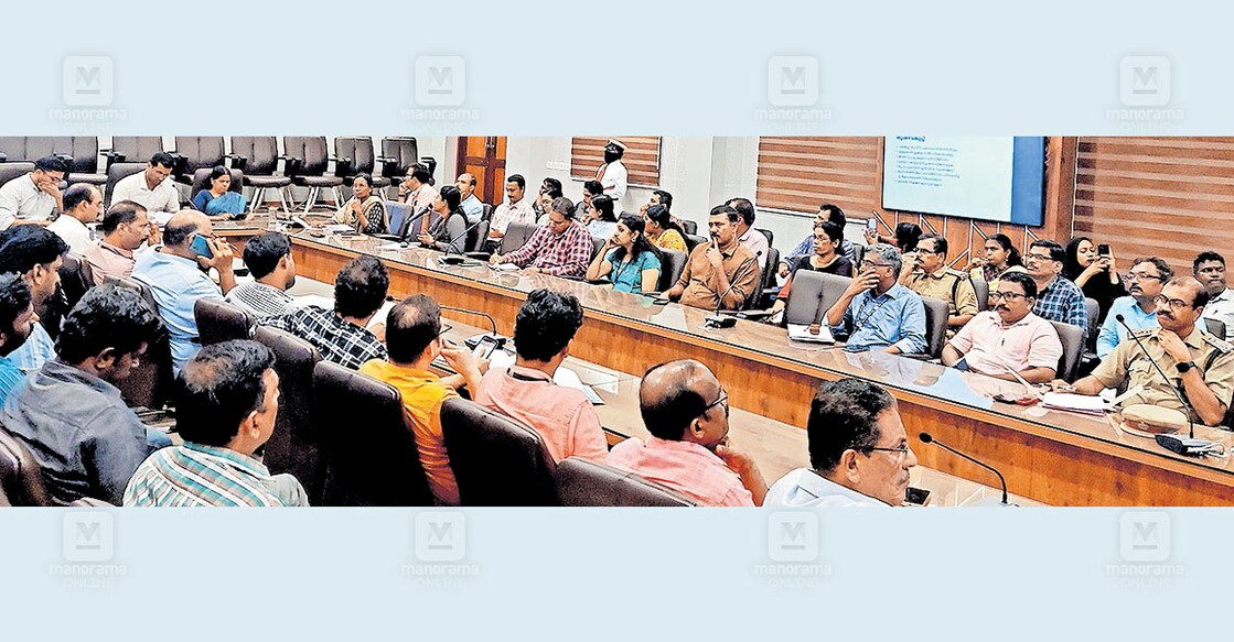 ജില്ലയിൽ ഉയർന്ന താപനില റിപ്പോർട്ട് ചെയ്ത സാഹചര്യത്തിൽ ഉഷ്ണകാല പ്രവർത്തനങ്ങൾ ഫലപ്രദമായി നടപ്പാക്കുന്നത് വിലയിരുത്താൻ ജില്ലാ കലക്ടർ അരുൺ കെ.വിജയന്റെ അധ്യക്ഷതയിൽ കണ്ണൂരിൽ ചേർന്ന അവലോകന യോഗത്തിൽ നിന്ന്. 