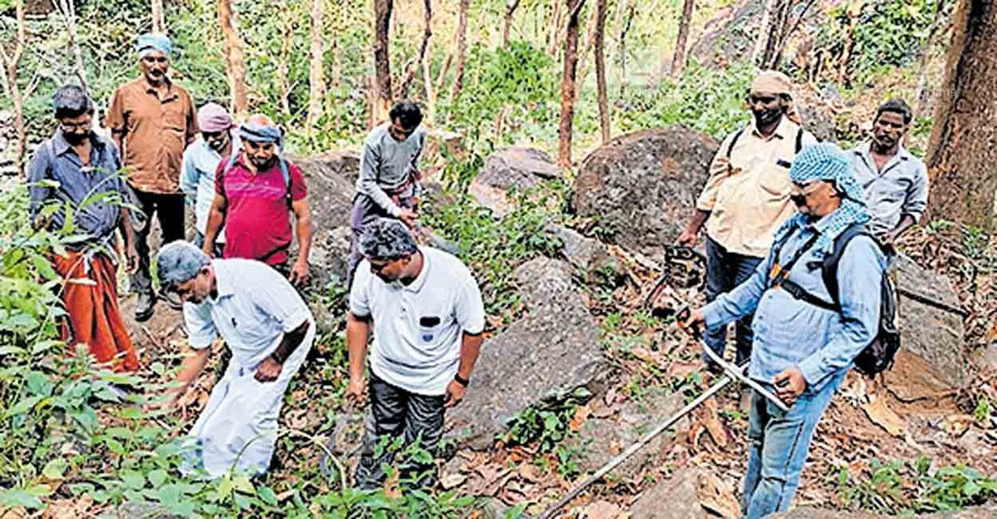 അയ്യൻകുന്ന് ഉരുപ്പുംകുറ്റിയിൽ സോളർ തൂക്കുവേലി നിർമിക്കുന്നതിനായി ജനകീയ സമിതിയുടെ നേതൃത്വത്തിൽ നടത്തിയ കാട് വെട്ടിത്തെളിക്കൽ പഞ്ചായത്ത്  അംഗം ജോസ് എവൺ ഉദ്ഘാടനം ചെയ്യുന്നു. ഉരുപ്പുംകുറ്റി പള്ളി വികാരി ഫാ. സുനിൽ കുടുംബന്താനം സമീപം.  