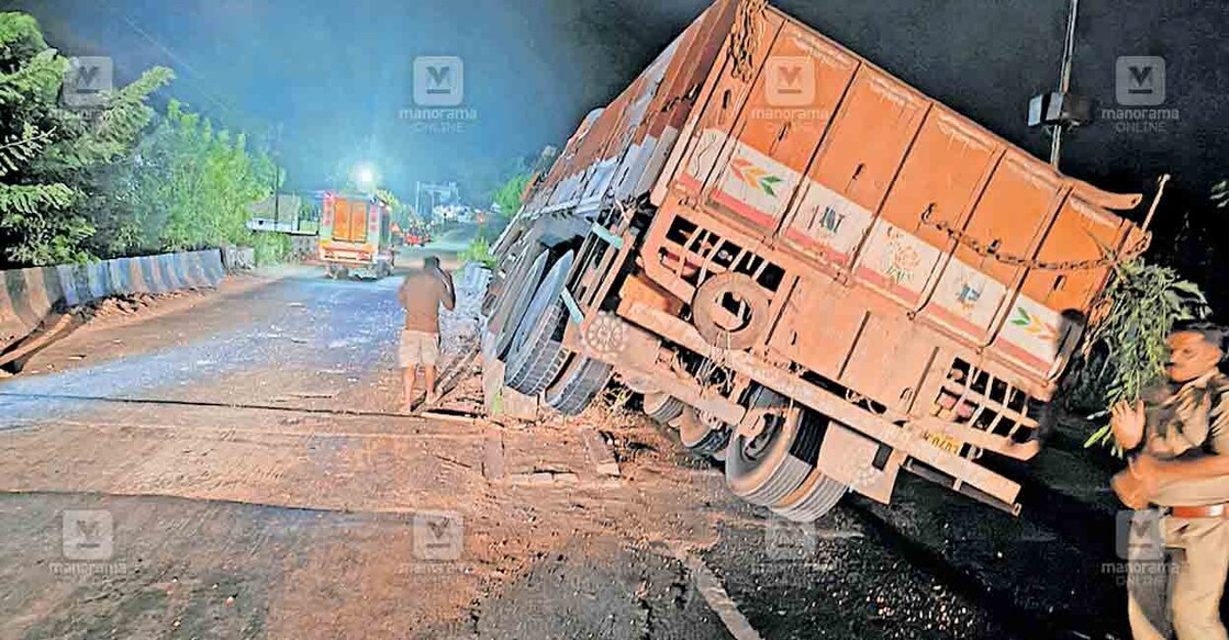 രാമപുരം പാലത്തിൽ ലോറി ഡിവൈഡറിലേക്ക്  ഇടിച്ചുകയറിയ നിലയിൽ.