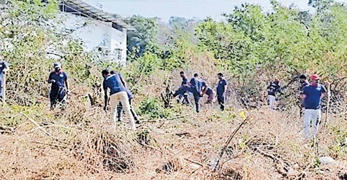 iritty-forest-clearing-campaign-1 ആറളം ഫാം ആദിവാസി പുനരധിവാസ മേഖലയിൽ നടത്തിയ ജനകീയ കാട് വെട്ടിത്തെളിക്കൽ യജ്ഞത്തിൽ നിന്ന്.