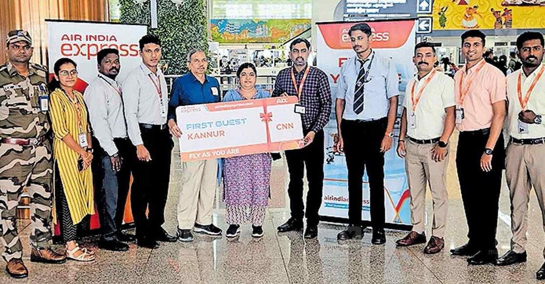 flights-air-india എയർ ഇന്ത്യ എക്സ്പ്രസ് കണ്ണൂർ–മുംബൈ സർവീസിലെ ആദ്യ ഫ്ലൈറ്റിലെ ആദ്യ യാത്രക്കാർക്ക് ബോർഡിങ് പാസ് നൽകി സർവീസ് ഉദ്ഘാടനം ചെയ്യുന്നു