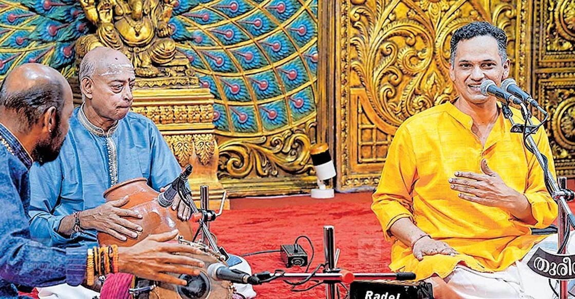 തുരീയം സംഗീതോത്സവത്തിൽ മഹാദേവൻ ശങ്കരനാരായണൻ പാടുന്നു.  