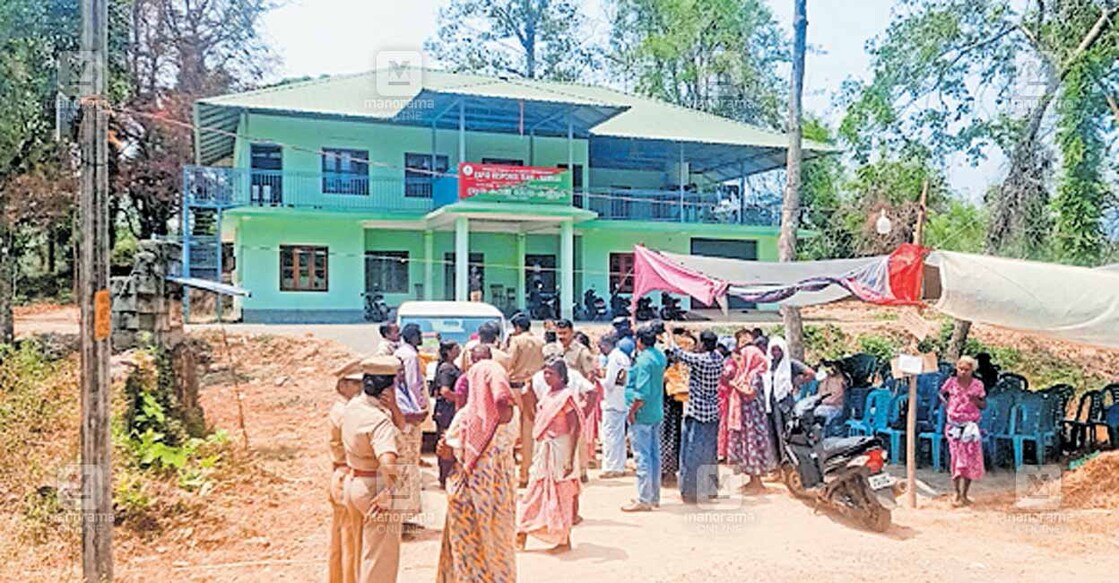 ആറളം ഫാം ബ്ലോക്ക് 13 ലെ ആർആർടി ഓഫിസിനു മുന്നിൽ രാപകൽ സമരം നടത്തുന്ന പ്രതിഷേധക്കാർ ഇന്നലെ ഉച്ചയോടെ ആർആർടി ഓഫിസിലെത്തിയ സാമൂഹിക വനവൽക്കരണ വിഭാഗം ഡപ്യൂട്ടി റേഞ്ചറുടെ വാഹനം തടഞ്ഞപ്പോൾ.  
