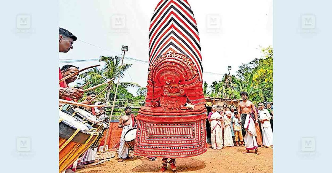 chamundi-theyyam ചിറക്കൽ ചാമുണ്ഡിക്കോട്ടം മഹാ കളിയാട്ടത്തിന്റെ ഭാഗമായി കെട്ടിയാടിയ ചുഴലിഭഗവതി തെയ്യം. ചിത്രം: മനോരമ