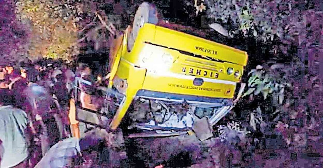 വളക്കൈ- കൊയ്യം - മയ്യിൽ റോഡിൽ അപകടത്തിൽപെട്ട ബസ്.   