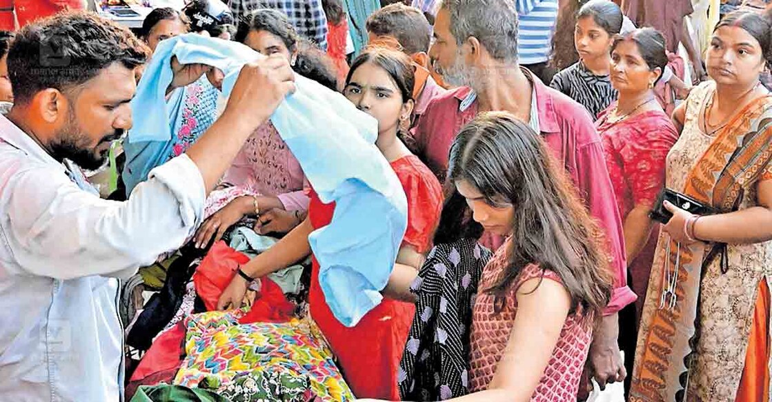 കണ്ണൂർ നഗരത്തിലെ വിഷുവിപണിയിലെ തിരക്ക്.  ചിത്രം: മനോരമ  