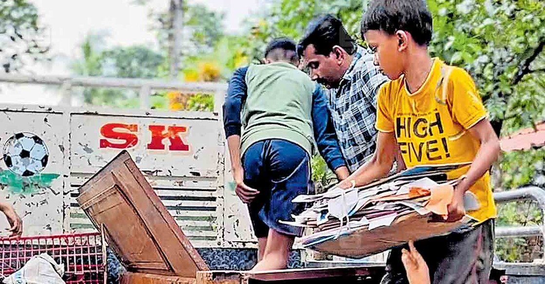 മുഴക്കുന്ന് ഗ്രാമത്തിലെ കുട്ടികൾ പുസ്തകശേഖരണത്തിനു വേണ്ടി ശേഖരിച്ച ആക്രിസാധനങ്ങൾ ലോറിയിൽ കയറ്റുന്നു.  
