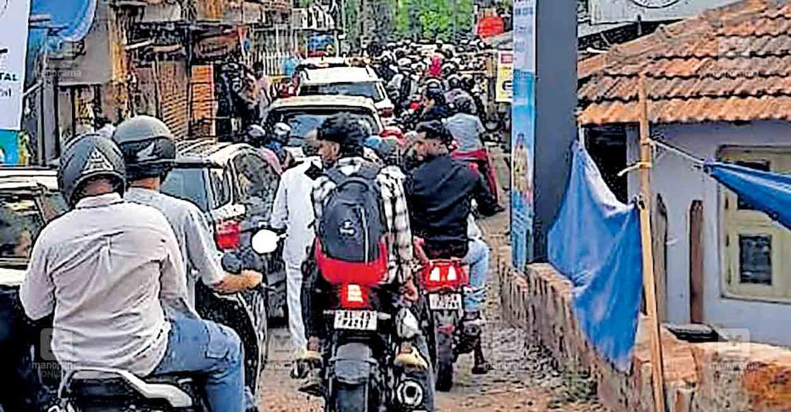 മുഴപ്പിലങ്ങാട് ഡ്രൈവ് ഇൻ ബീച്ചിലേക്കുള്ള പ്രധാന റോഡായ കുളംബസാർ റോഡിൽ കഴിഞ്ഞ ദിവസമുണ്ടായ ഗതാഗതക്കുരുക്ക്.  