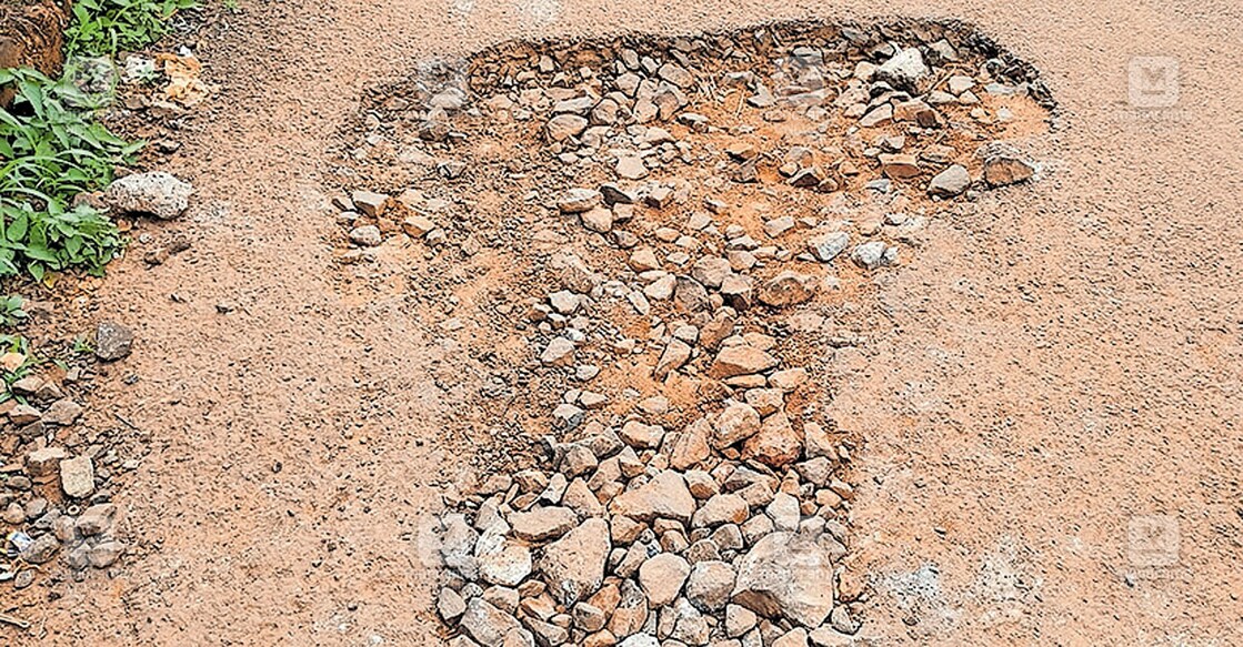 cherupuzha-road-kuzhi ചെറുപുഴ ട്രഷറിക്കു മുന്നിൽ രൂപപ്പെട്ട ഗർത്തം.