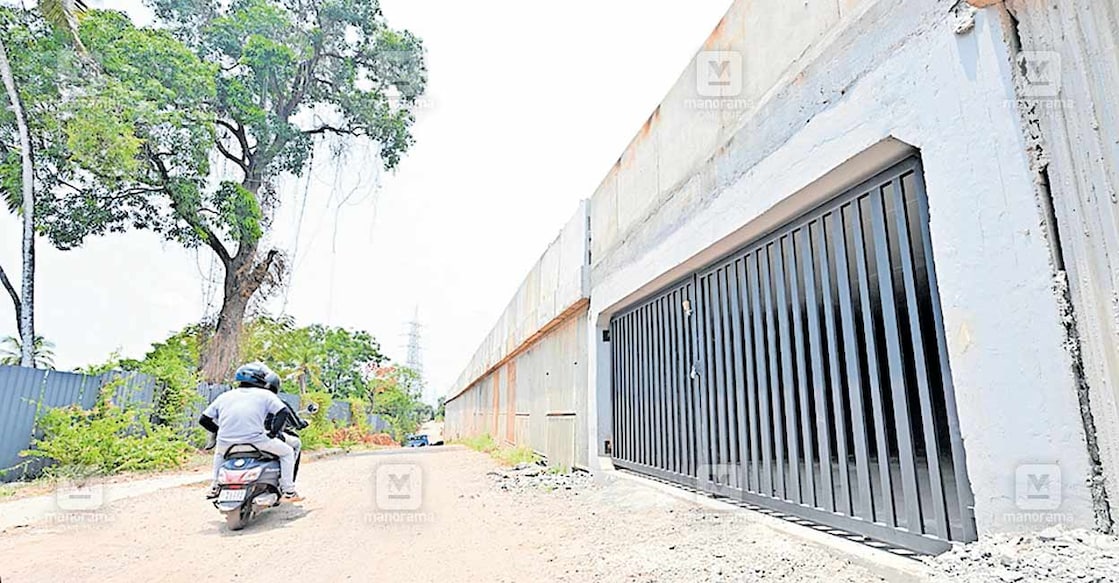 മുണ്ടയാട് റീജനൽ പോൾട്രി ഫാമിനു സമീപം ദേശീയപാതയ്ക്ക് കുറുകെ നിർമിച്ച അടിപ്പാത ഗേറ്റ് സ്ഥാപിച്ച് പൂട്ടിയിട്ട നിലയിൽ. ചിത്രം: മനോരമ