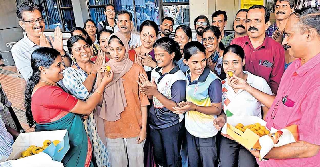 കണ്ണൂർ മധുരം... വിജയശതമാനത്തിൽ കണ്ണൂർ ജില്ല ഒന്നാം സ്ഥാനം നേടിയതിൽ ആഹ്ലാദം പ്രകടിപ്പിച്ച് ജില്ലാ പഞ്ചായത്ത് ഓഫിസിൽ പ്രസിഡന്റ് കെ.കെ.രത്നകുമാരിയും വൈസ് പ്രസിഡന്റ് ബിനോയ് കുര്യനും വിദ്യാർഥികൾക്ക് മധുരം നൽകുന്നു.  