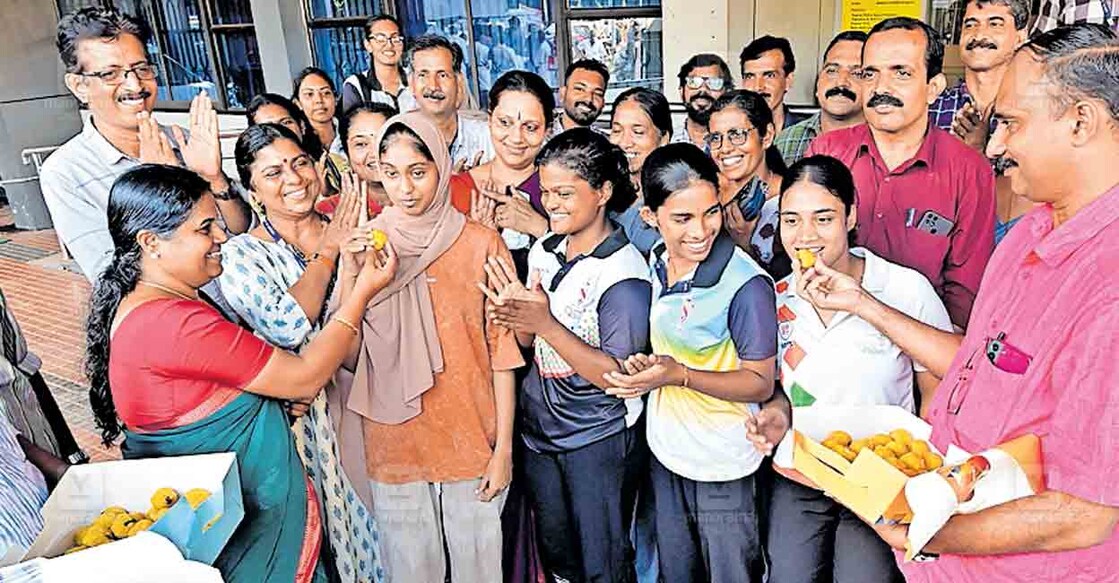 kannur-sslc-result-celebration കണ്ണൂർ മധുരം... വിജയശതമാനത്തിൽ കണ്ണൂർ ജില്ല ഒന്നാം സ്ഥാനം നേടിയതിൽ ആഹ്ലാദം പ്രകടിപ്പിച്ച് ജില്ലാ പഞ്ചായത്ത് ഓഫിസിൽ പ്രസിഡന്റ് കെ.കെ.രത്നകുമാരിയും വൈസ് പ്രസിഡന്റ് ബിനോയ് കുര്യനും വിദ്യാർഥികൾക്ക് മധുരം നൽകുന്നു.