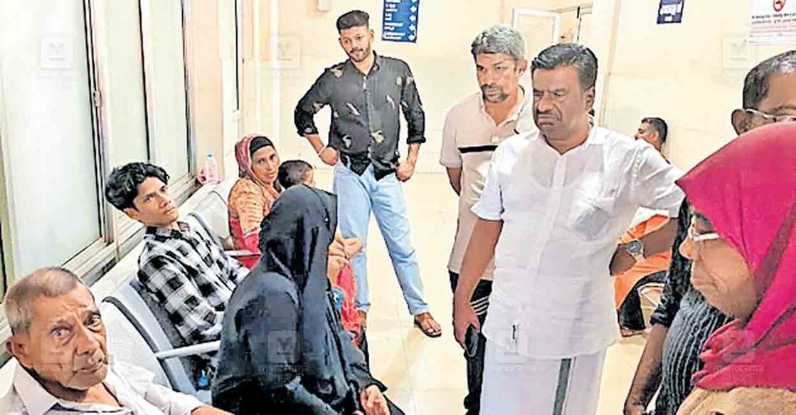 kannur-stray-dog-attack തെരുവുനായയുടെ കടിയേറ്റ് ജില്ലാ ആശുപത്രിയിൽ ചികിത്സ തേടിയവരെ മേയർ മുസ്ലിഹ് മഠത്തിൽ സന്ദർശിച്ചപ്പോൾ.