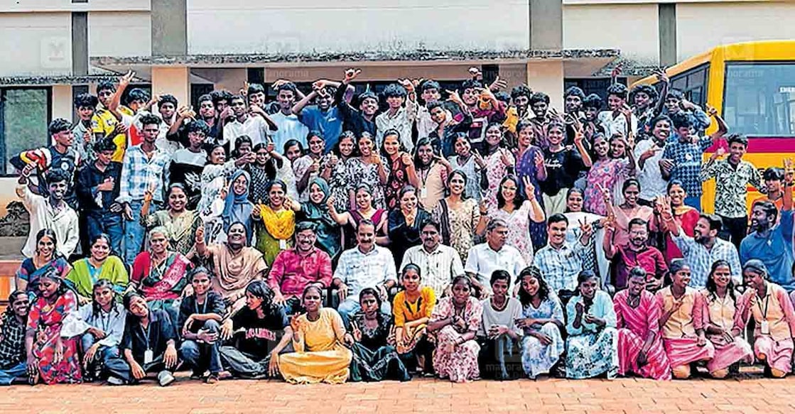 kannur-students-aralam-farm-ghss എസ്എസ്എൽസി പരീക്ഷയിൽ 100 മേനി വിജയം നേടിയ ആറളം ഫാം ഗവ ഹയർ സെക്കൻഡറി സ്കൂളിലെ വിദ്യാർഥികൾ അധ്യാപകർക്കൊപ്പം