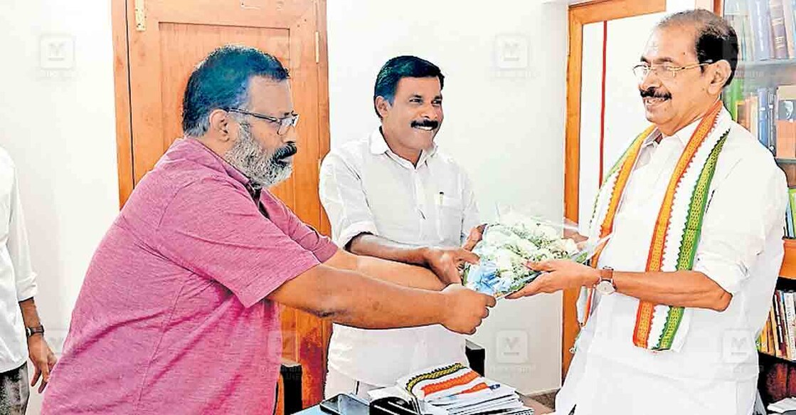 kannur-sunny-joseph ഇരിട്ടി കടത്തുംകടവിലെ വീട്ടിലെത്തി നിയുക്ത കെപിസിസി പ്രസിഡന്റ് സണ്ണി ജോസഫ് എംഎൽഎയെ കോൺഗ്രസ് നേതാക്കളും പ്രവർത്തകരും അഭിനന്ദനം അറിയിക്കുന്നു.