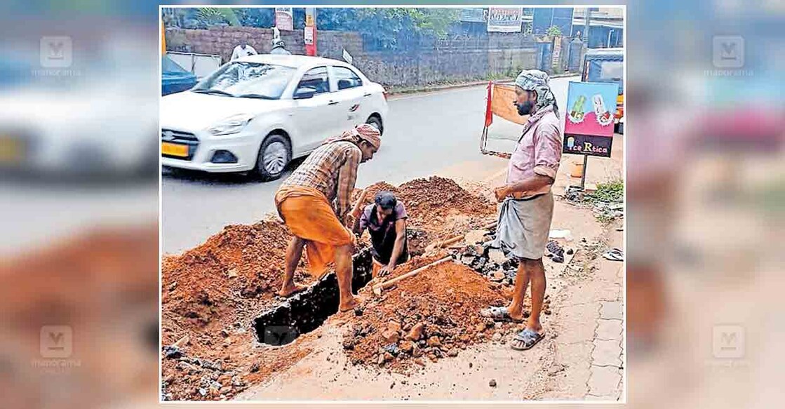 മൊകേരി മുത്താറിപ്പീടികയിൽ തകരാറിലായ ശുദ്ധജല വിതരണ പൈപ്പ് മാറ്റി സ്ഥാപിക്കുന്നു.  