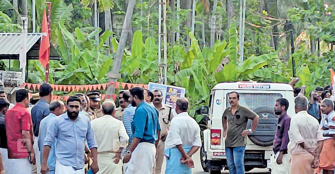 kannur-congress യൂത്ത് കോൺഗ്രസ് പ്രതിഷേധപരിപാടി നടക്കുന്നതിനിടെ സ്ഥലത്ത് സിപിഎം പ്രവർത്തകർ സംഘടിച്ചപ്പോൾ