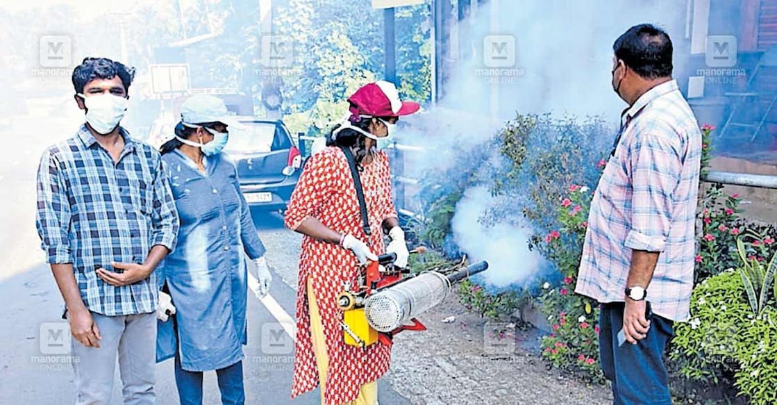 kannur-de-fogging ഡെങ്കിപ്പനി വ്യാപനം തടയുന്നതിന്റെ ഭാഗമായി തിരുമേനിയിൽ
ഫോഗിങ് നടത്തുന്നു.
