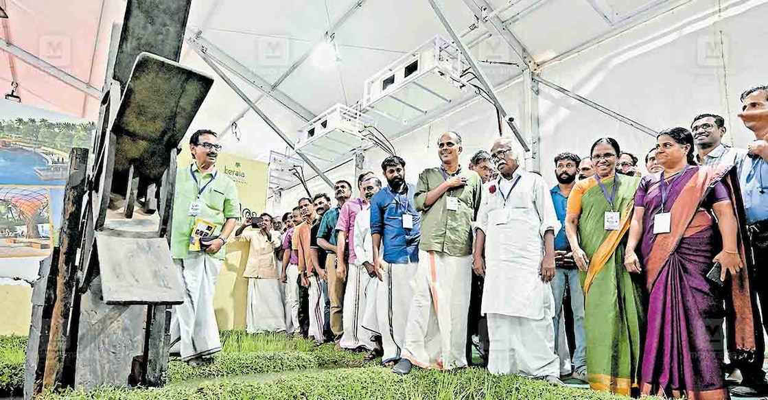 രണ്ടാം പിണറായി സർക്കാരിന്റെ നാലാം വാർഷികാഘോഷത്തിന്റെ ഭാഗമായി കണ്ണൂർ പൊലീസ് മൈതാനിയിൽ നടക്കുന്ന എന്റെ കേരളം പ്രദർശന വിപണന മേളയിൽ സജ്ജീകരിച്ച ജലചക്രം കാണുന്ന മന്ത്രി രാമചന്ദ്രൻ കടന്നപ്പള്ളി. എംഎൽഎമാരായ കെ.പിമോഹനൻ, എം.വിജിൻ, കെ.വി. സുമേഷ്, കെ.കെ ശൈലജ, ജില്ലാ പഞ്ചായത്ത് പ്രസിഡന്റ് കെ.കെ. രത്നകുമാരി തുടങ്ങിയവർ സമീപം. ചിത്രം:മനോരമ