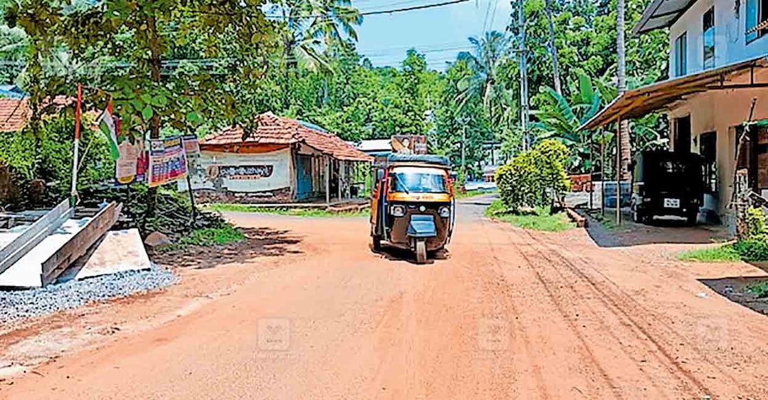 യാത്രാക്ലേശം നേരിടുന്ന ഈന്തുംകരി ടൗൺ