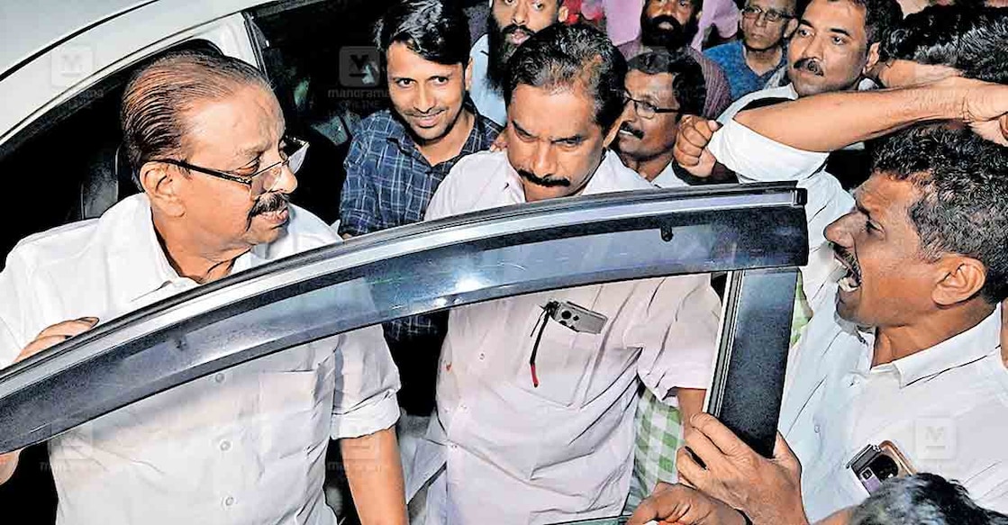 കെ.സുധാകരൻ എംപി ഇന്നലെ രാത്രി കണ്ണൂർ ഡിസിസി ഓഫിസിൽ വന്നിറങ്ങിയപ്പോൾ ആവേശത്തോടെ മുദ്രാവാക്യം വിളിക്കുന്ന പ്രവർത്തകൻ.
