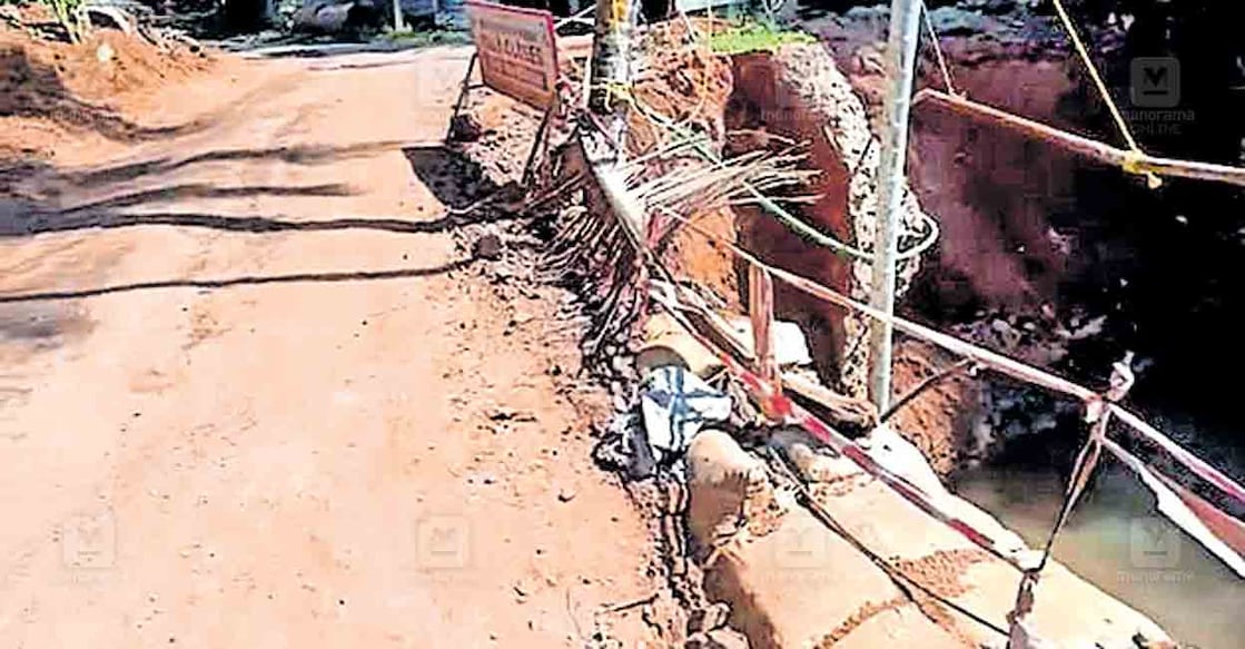 മഴക്കാലത്തിനകം പൂർത്തിയാകുമോ എന്ന ആശങ്കയിലായ കൊക്കായിപ്പാലം സൈറ്റിൽ ഉണ്ടാക്കിയ
താൽക്കാലിക സംവിധാനം.