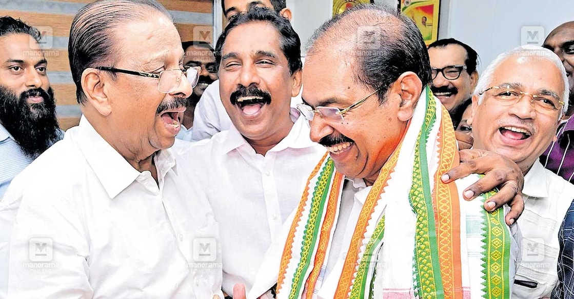 ചിരിപ്പിടിയിൽ... സണ്ണി ജോസഫ് എംഎൽഎ കണ്ണൂർ ഡിസിസി ഓഫിസിലെത്തി കെ.സുധാകരൻ എംപിയെ കണ്ടപ്പോൾ. ഡിസിസി പ്രസിഡന്റ് മാർട്ടിൻ ജോർജ്, മുസ്ലിം ലീഗ് ജില്ലാ പ്രസിഡന്റ് അബ്ദുൽ കരീം ചേലേരി തുടങ്ങിയവർ സമീപം.
ചിത്രം:
മനോരമ