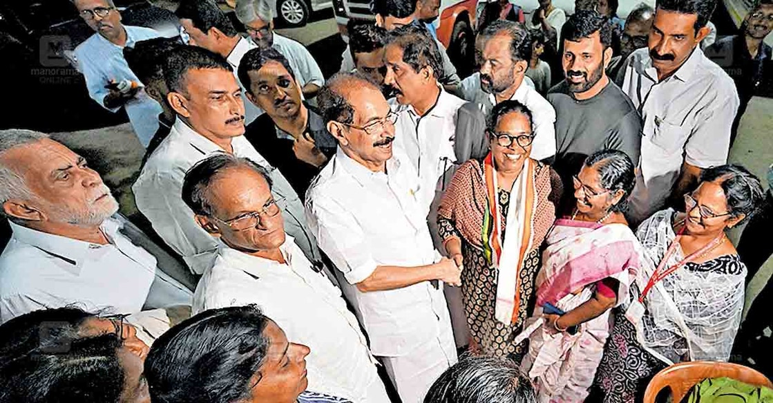 ആശാ വർക്കർമാരുടെ രാപകൽ സമരയാത്ര കണ്ണൂരിൽ എത്തിയപ്പോൾ കെപിസിസിയുടെ പുതിയ പ്രസിഡന്റായി തിരഞ്ഞെടുക്കപ്പെട്ട സണ്ണി ജോസഫ് എംഎൽഎ സമരക്കാരെ സന്ദർശിക്കുന്നു.
ചിത്രം: മനോരമ