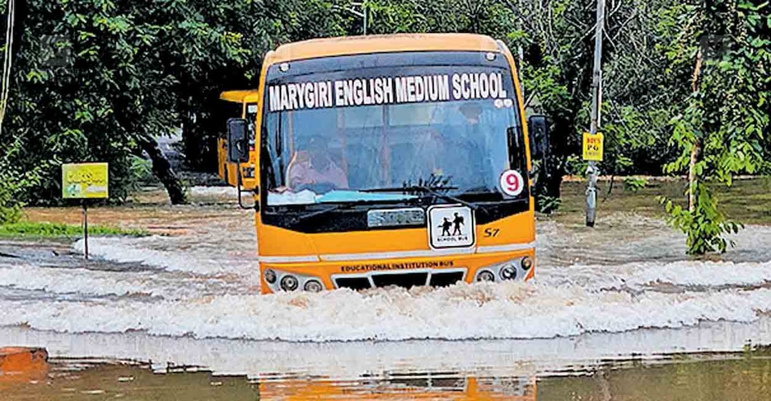 road വെള്ളം കയറി മുങ്ങിയ ശ്രീകണ്ഠപുരം പൊടിക്കളം മടമ്പം റോഡിലൂടെ കടന്നു പോകുന്ന മേരിഗിരി സ്കൂൾ ബസ്. രാവിലെ ക്ലാസ് തുടങ്ങുമ്പോൾ റോഡിൽ വെള്ളം ഉണ്ടായിരുന്നില്ല. ഉച്ചയോടെയാണ് റോഡിൽ വെള്ളം കയറിയത്. ഉച്ചയോടെ ക്ലാസുകൾ വിട്ടു