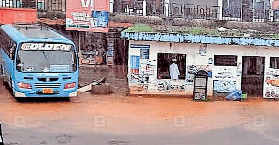 ചെറുപുഴ ബസ് സ്റ്റാൻഡിലെ വെള്ളക്കെട്ട്.