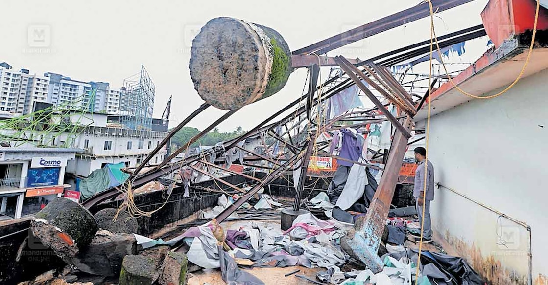 കനത്ത കാറ്റിലും മഴയിലും മേലേചൊവ്വയിൽ കെട്ടിടത്തിനു മുകളിൽ സ്ഥാപിച്ച വലിയ പരസ്യബോർഡ് തകർന്നുവീണപ്പോൾ.