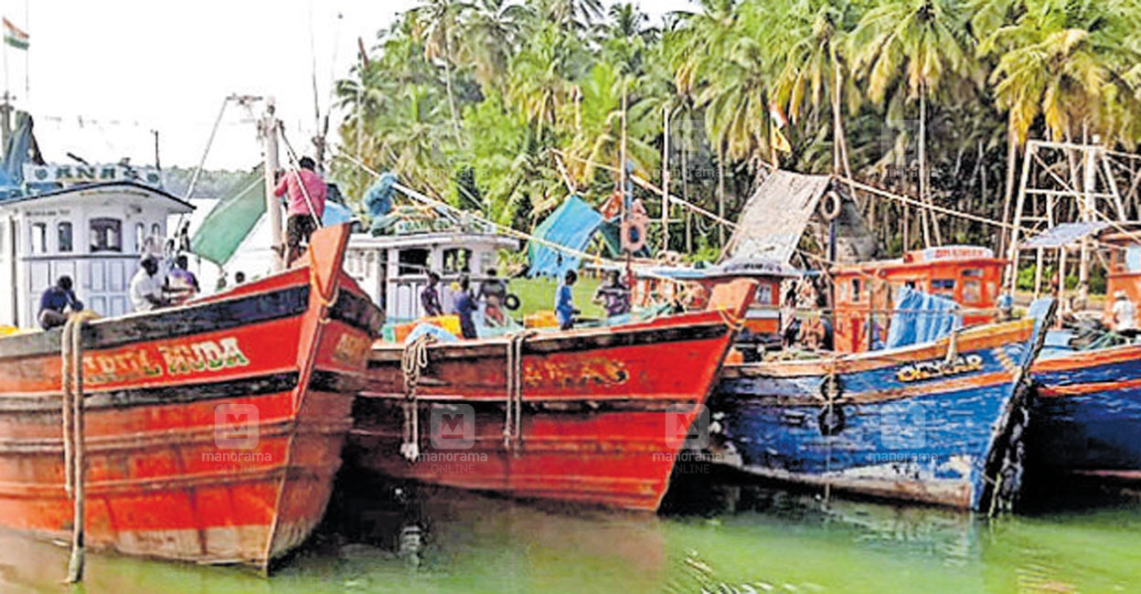 അനധികൃത മീൻപിടിത്തം 4 ബോട്ടുകൾ പിടിയിൽ