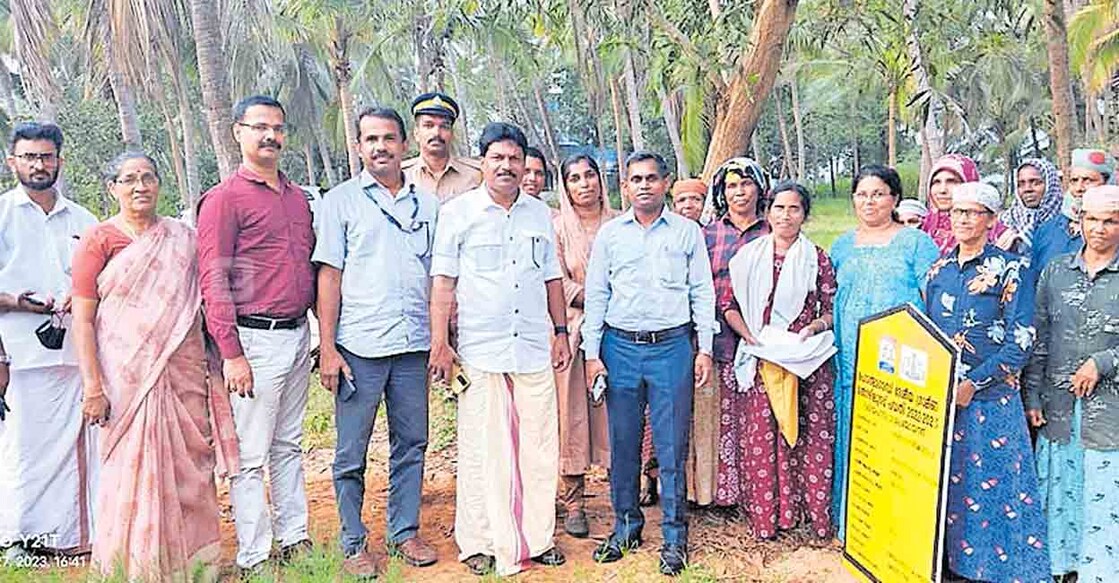 കടലോര പഞ്ചായത്തായ വലിയപറമ്പിൽ തൊഴിലുറപ്പ് പദ്ധതിയുമായി ബന്ധപ്പെട്ട പ്രവൃത്തികൾ പരിശോധിക്കാൻ എത്തിയ കലക്ടർ കെ.ഇമ്പശേഖർ തൊഴിലാളികൾക്കും ഉദ്യോഗസ്ഥർക്കുമൊപ്പം. പഞ്ചായത്ത് പ്രസിഡന്റ് വി.വി.സജീവനും മറ്റും സമീപം.  
