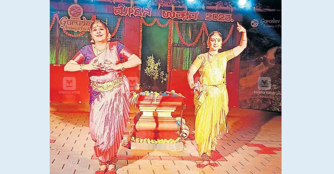 kasargod-classical-dance-festival ഗുരുദേവ അക്കാദമി ഓഫ് ഫൈൻ ആർട്സിന്റെ നേതൃത്വത്തിൽ അതിർത്തി പ്രദേശമായ കനകമജലുവിൽ നടന്ന ശാസ്ത്രീയ നൃത്തോത്സവത്തിൽ അവതരിപ്പിച്ച നൃത്തം.
