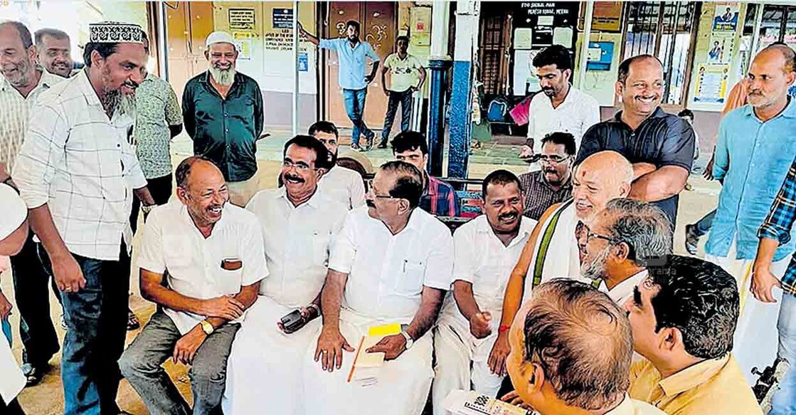 rail ഉപ്പള റെയിൽവേ സ്റ്റേഷനിലെ പ്രയാസങ്ങൾ അറിയാനെത്തിയ രാജ്മോഹൻ ഉണ്ണിത്താൻ എംപിയോടു യാത്രക്കാരും സംഘടന പ്രതിനിധികളും പരാതി ബോധിപ്പിക്കുന്നു.