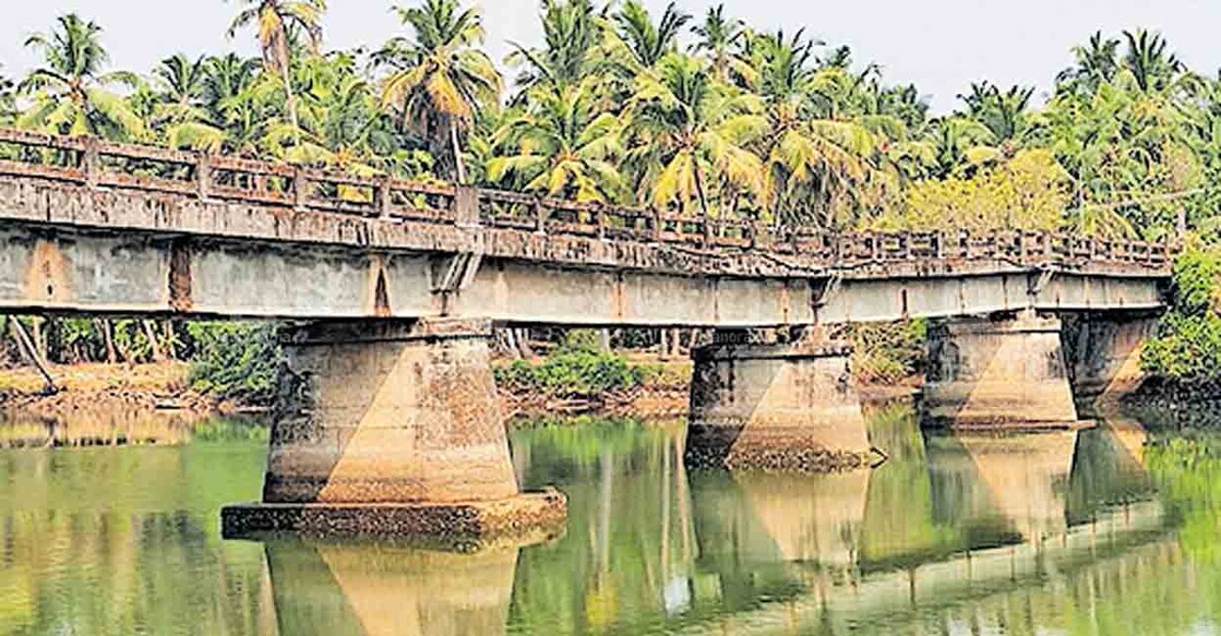 kasargod-neeleswaram-bridge നീലേശ്വരം നഗരസഭയിലെ മുണ്ടേമ്മാട് ദ്വീപിലേക്ക് നിലവിലുള്ള അപകടാവസ്ഥയിലായ പാലം.