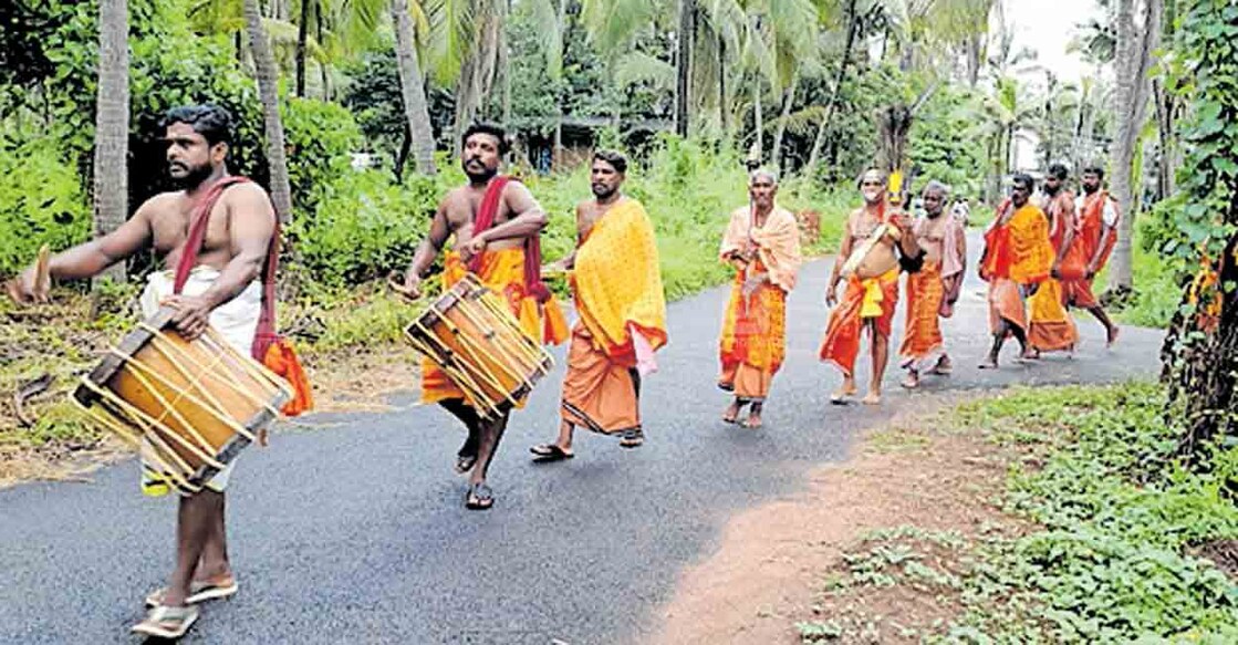 തൃക്കരിപ്പൂർ വയലോടി സുബ്രഹ്മണ്യ കോവിലിൽ ആണ്ടിയൂട്ട് ഭാഗമായി അശോകൻ പൂജാരിയുടെ നേതൃത്വത്തിൽ കാവടി സഞ്ചാരം തുടങ്ങിയപ്പോൾ.  